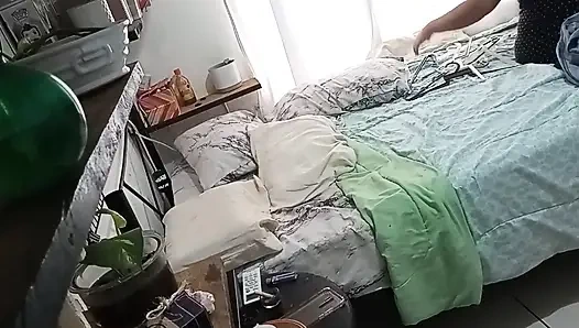 Tante seksi lagi bersih-bersih kamar 1