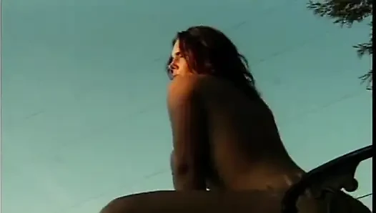 Büyük memeli esmer orta yaşlı seksi kadın açık havada sevgilisiyle tutkuyla biniyor