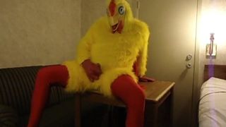 Costume de poulet sur table
