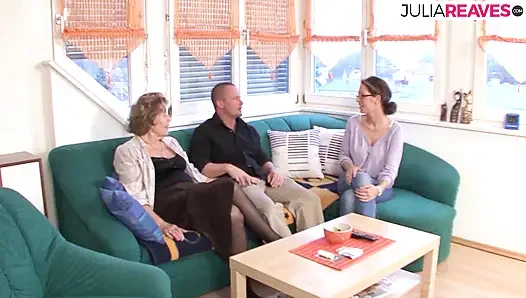 Sevgilisi onu ling yarakla arkadan sikerken Oma kanepede domalıyor