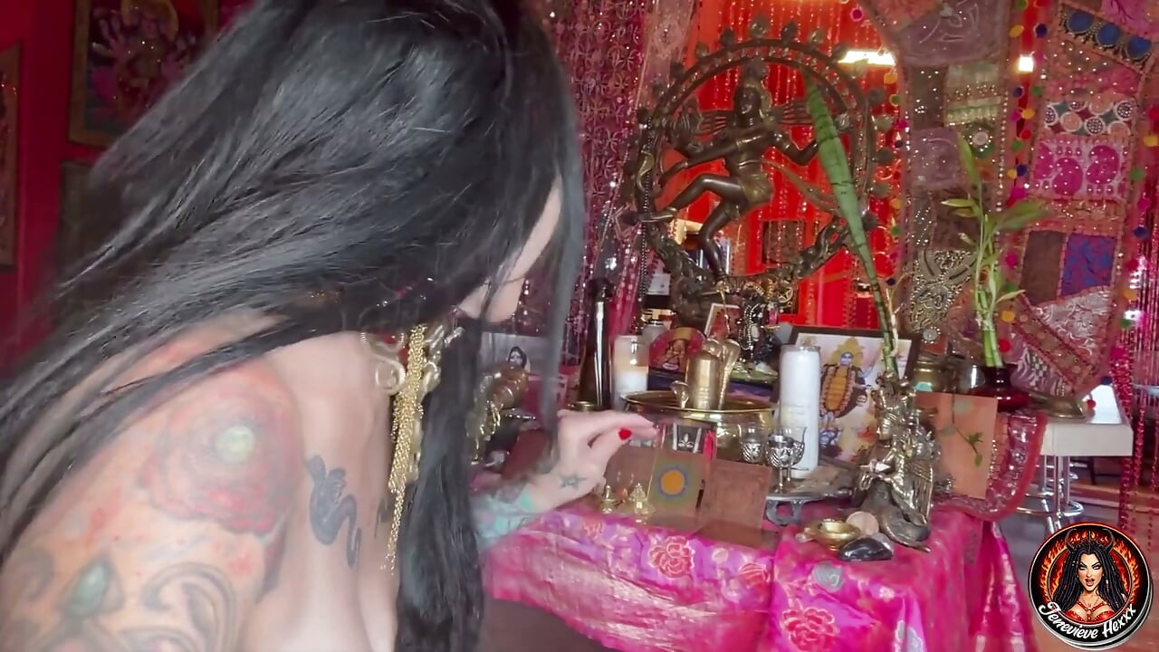 Busty Goddess Jenevieve Hexxx pleše trbuhom i pokazuje svoje neverovatne krivine!