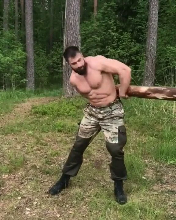 Musculoso en el bosque