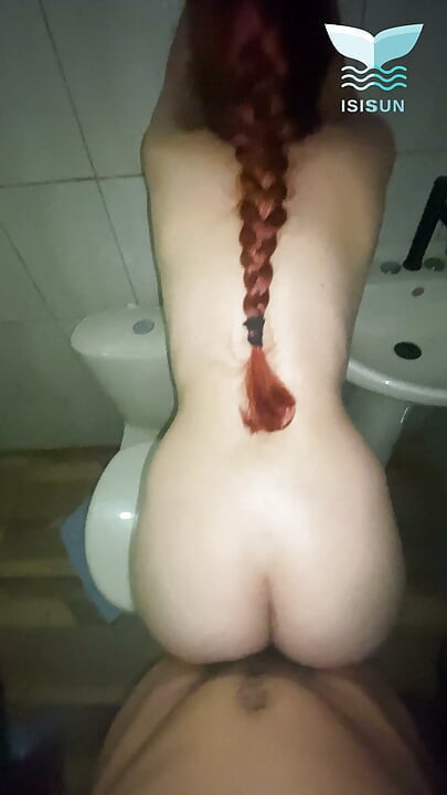 ジムで友達とセックスする。彼がトイレでセックスしようと提案してきて、私は興奮して承諾した