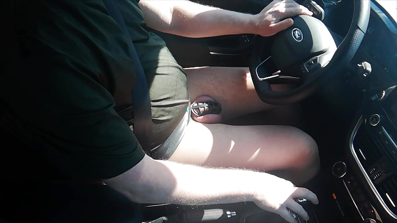 Penis kecil di dalam sangkar saat mengemudi dengan pantyhose