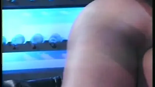 Paar geile schwarze schätzchen Pendavis und Kira genießen Lesbenspiele auf der bartheke