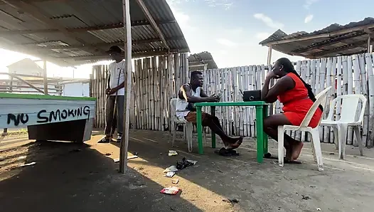 Pacarnya lagi nyari pria lain yang ngentot memeknya habis-habisan