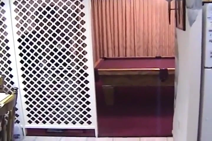 Tombul orta yaşlı seksi kadının büyük bir dildoyla kendini siktiği klasik bir bölüm