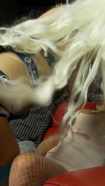 Klíčový okamžik od "blondýnky dávají kundičku v tanečním baru!"