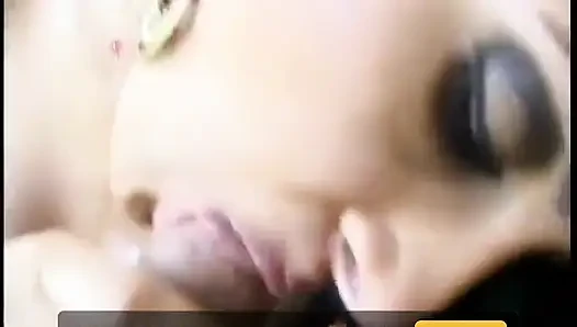 Cewek nakal ini punya toket besar yang bikin kontolmu ngaceng dan belepotan