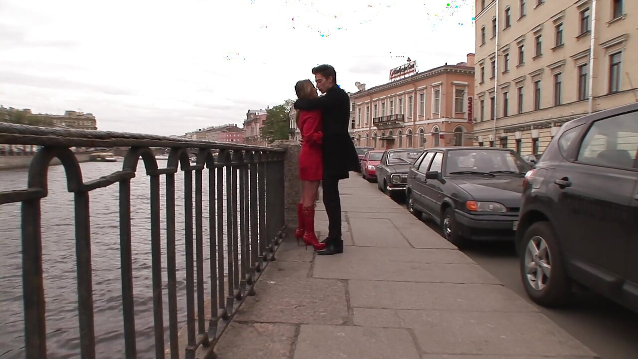 จูบนิดหน่อยบนท้องถนนและพาเธอมาที่แฟลตเพื่อกระแทกตูดเธอและน้ําแตกด้วยน้ําเงี่ยนของฉัน