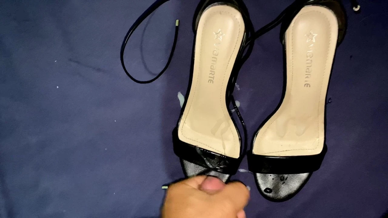 Éjaculation sur des chaussures