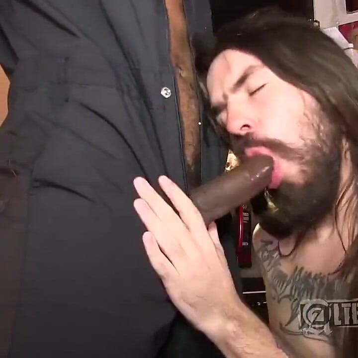 Langharige Murphy Maxwell tevreden op grote zwarte lul Desire