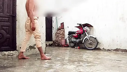 Barsaat ke mausam mein chute lagwane ka Apne maja hai barsat ke mausam mein gand Marne ka apna Maja