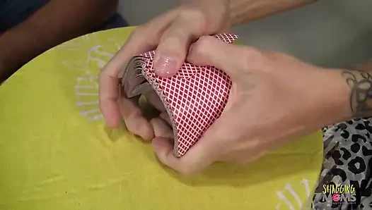 Tante seksi lagi asik main striptis sama cowok gagah dan memeknya dientot habis-habisan