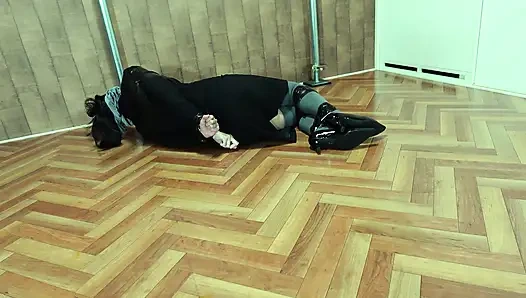 Hedeflenen ofis görevlisi bantla bağlanmıştı