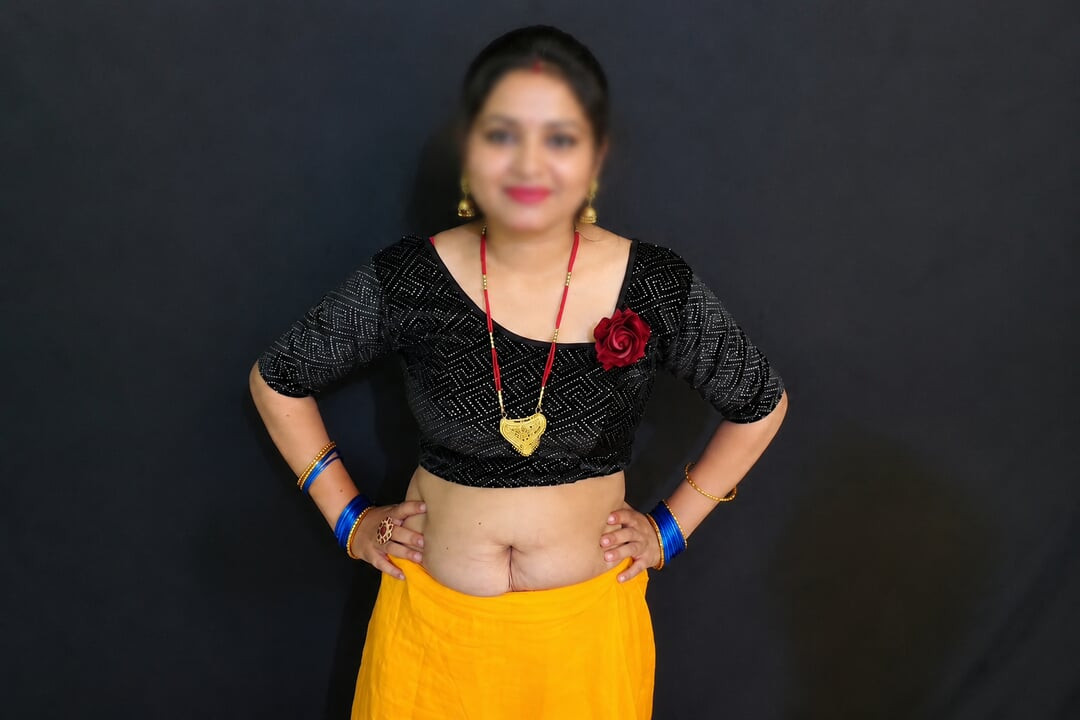 Sæt pik ind i min tøs bhabhi-mund og giv hende instruktioner om, hvordan man sutter en indisk bbc-pik