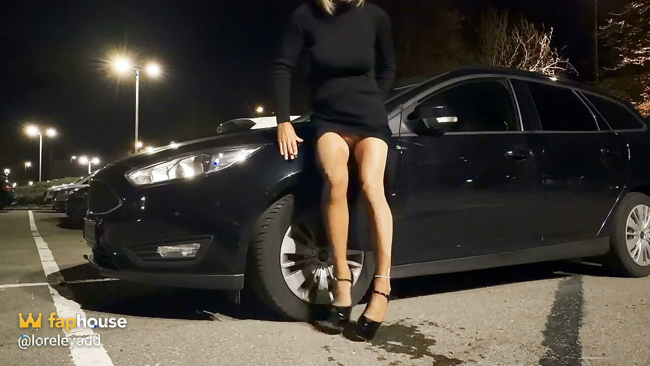 Saya memakai stoking Wolford di jalan