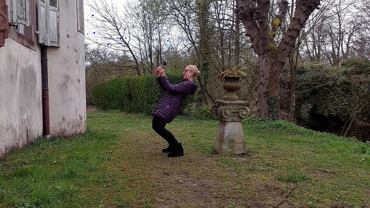 Volwassen blonde vrouw geniet van seks na de wandeling
