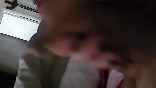 Güzel tırnaklarımı dölle boyatıyor