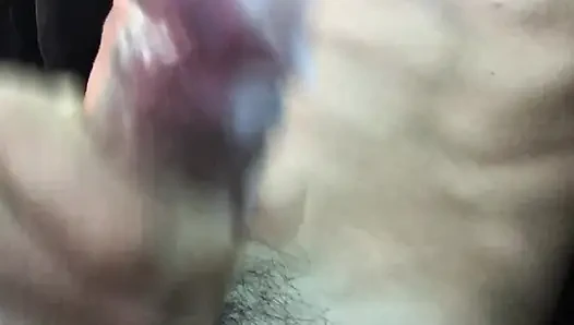 Bakış açısı büyük yarak boşalması yakın çekim arabada tek başına erkek mastürbasyonu