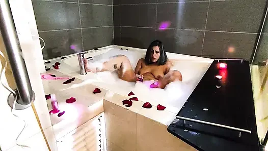 Romantische und nasse Masturbation in der Badewanne für Sie, mit Schaum und Rosenblättern.