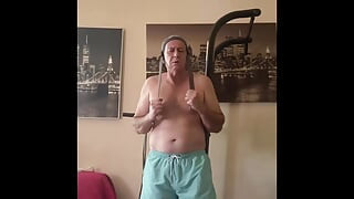 Sportski čovek masturbira na videu