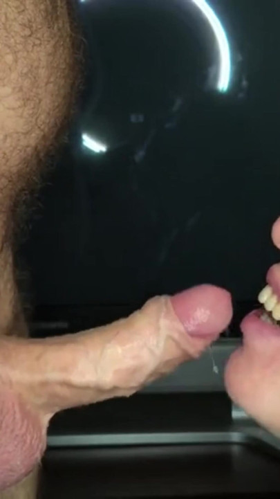 ジューシーなディープスロートフェラチオのクローズアップ、美しいゼートレーション | クリップ 1