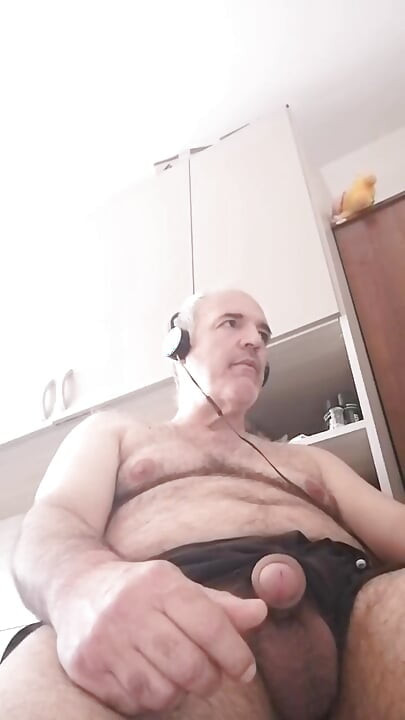 Masturbuji si tvrdý penis a užívám si to jako prase, zatímco sleduji porno film!