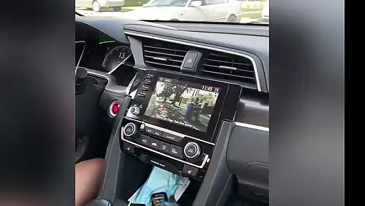 Abbie Maley'nin araba yolculuğu park yerinde sakso çekiyor