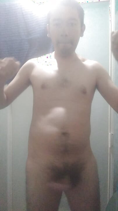 Homem nu no chuveiro