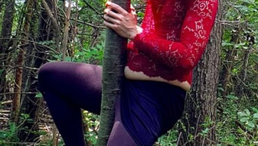 Une salope démoniaque s’amuse brutalement en solo dans les bois