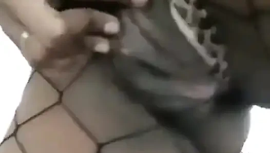 Ich zeige meine schwarze ebenholz-muschi