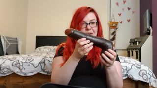 Ich überprüfe den Lexington Steele Dildo