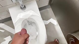 Masturbándose en el baño