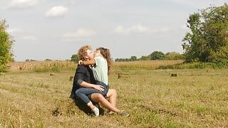 Красивая юная пара влюбленная страстно целует на поле