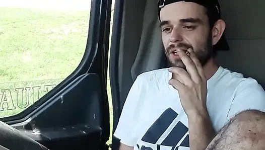 Park halindeki kamyonda şortla mastürbasyon yapıyor ve sigara içiyor
