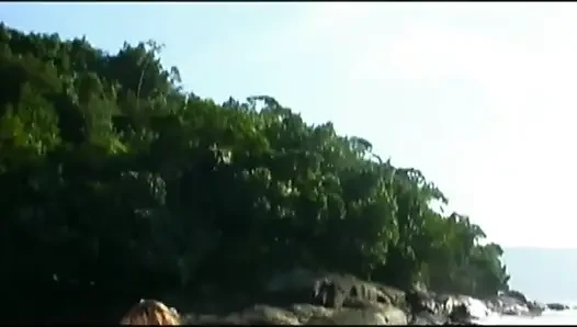 Ateşli seksi esmer açık havada güzel ve sağlam bir yarağa biniyor