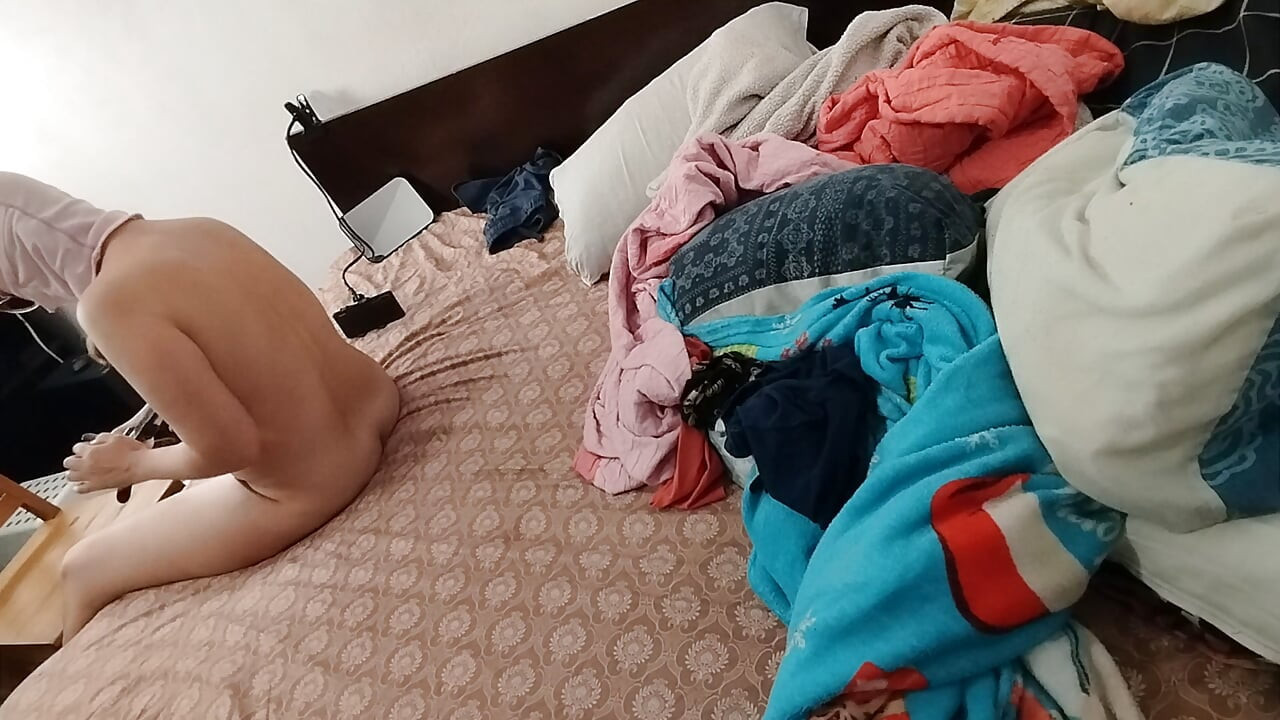 Amateur woman masturbates with her fingers in her.