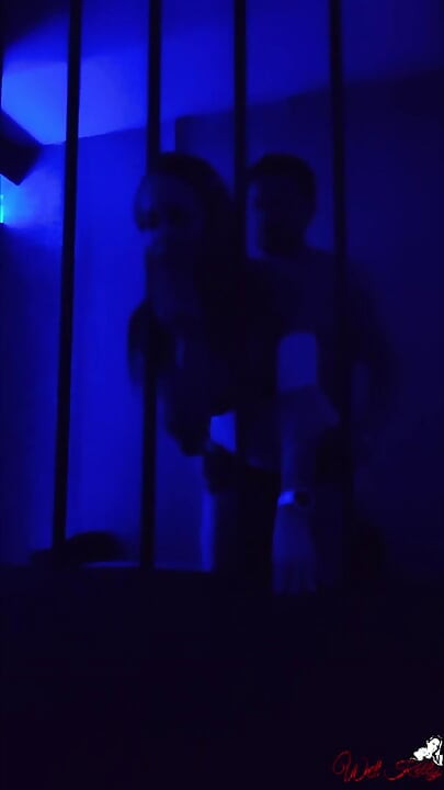 Làm tình trong một câu lạc bộ swingers với rất nhiều nước và xuất tinh trên âm hộ của tôi