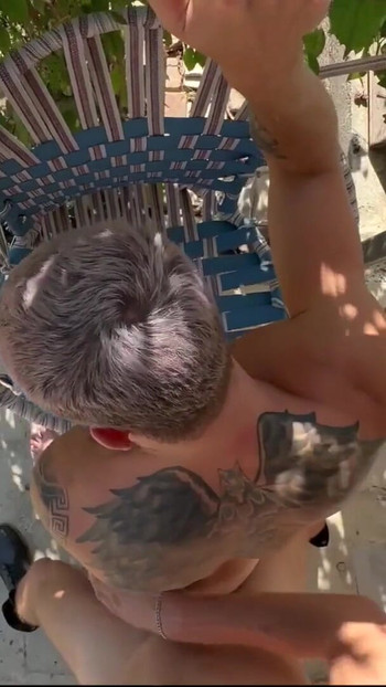 セクシーな庭師がブランコに乗った巨大なペニスでトゥインクとセックスし、何度もイッた |クリップ2