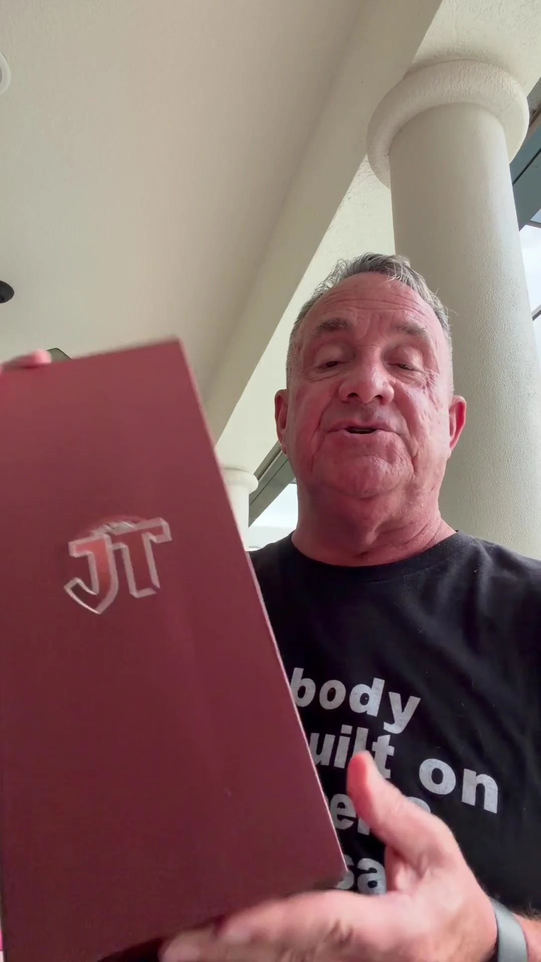 Jocktribe dildo kutularını çıkarıyor