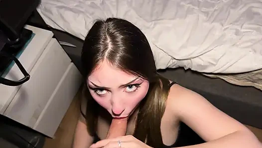 Bir Kutu Enerji Içeceği Için E-girl Seviştim