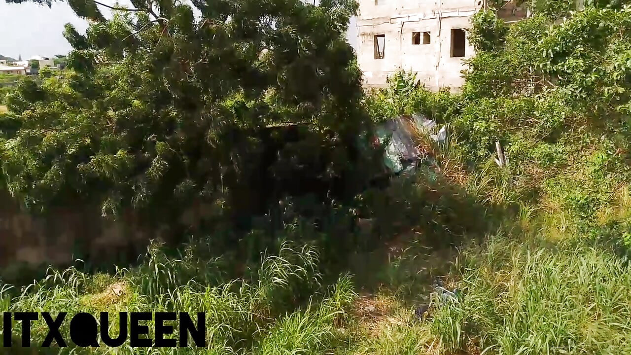 イッツクイーンは膣とアナルドリルを受けている