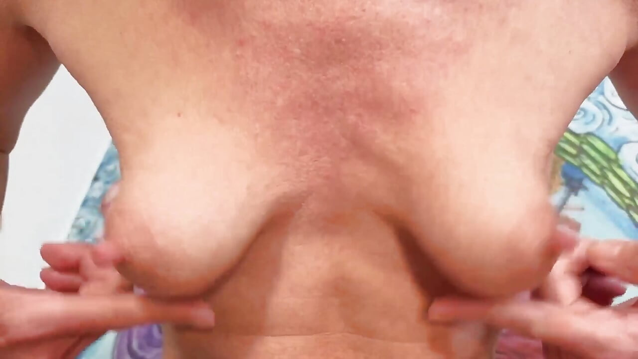 Pequeñas tetas naturales provocan