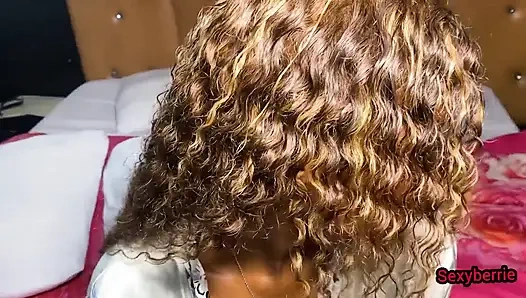 Cewek ini mergokin cowok berondong di rumahnya dan ngentot memeknya habis-habisan!