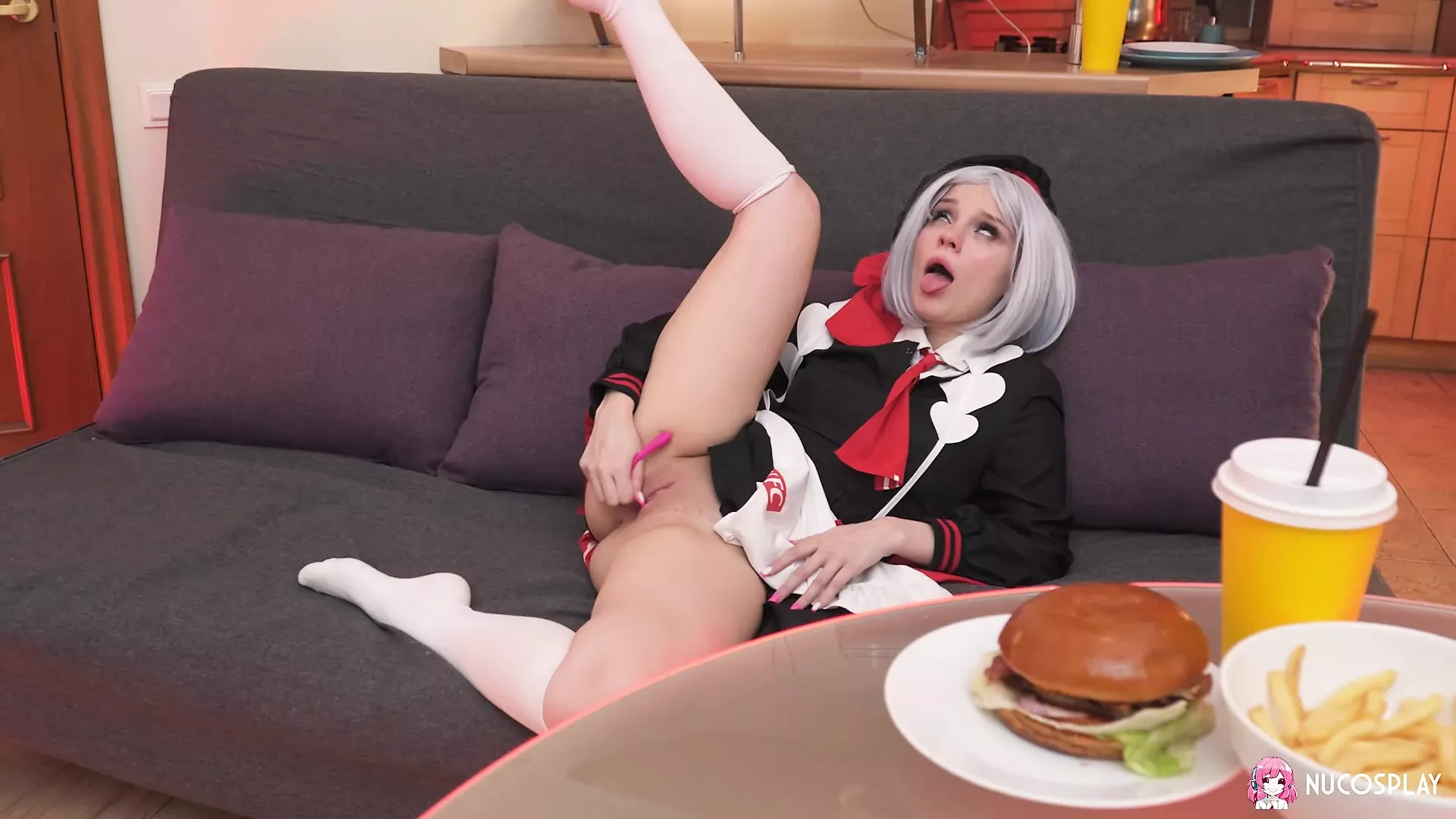 Maddy nelson si pembantu sange lagi asik muasin memek muncratnya di sofa - tampilan versi 4k.