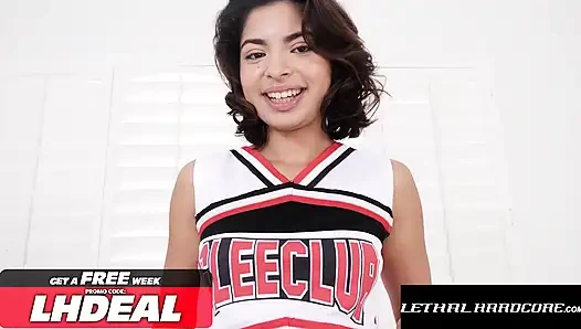 СМЕРТЕЛЬНЫЙ ХАРДКОР - возбужденная крошка-чирлидерша зарабатывает флоридскую поездку с жестким трахом
