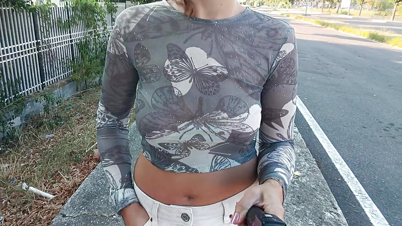 เดินไม่ใส่บรา โชว์นมในที่สาธารณะ