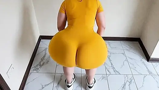 Женщина с большой попкой с большой трясет этим сексуально