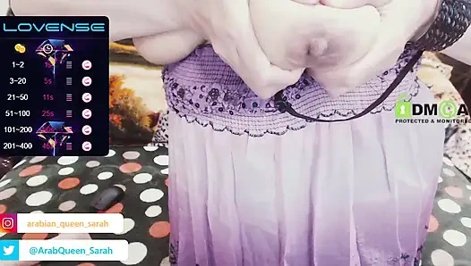 Kraliçe Sarah'ın ateşli göğüsleri çığlık atıyor ve sonra sütü dışarı çıkıyor!